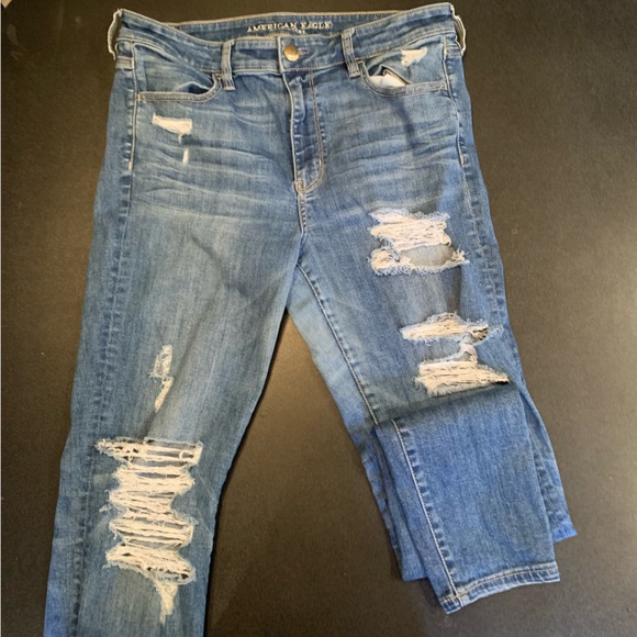 Women’s American Eagle Ripped Jeans - Picture 1 of 2